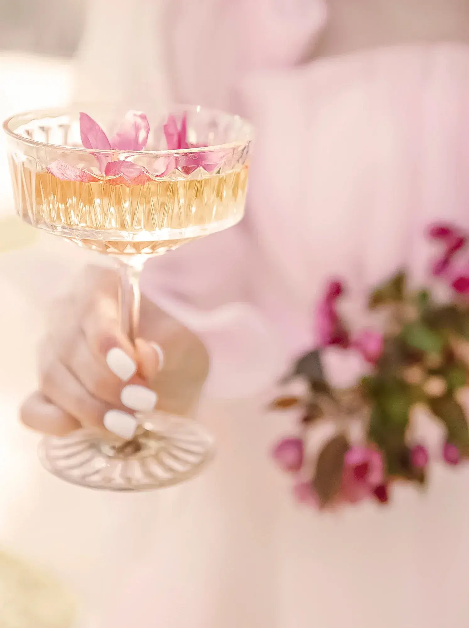 a-woman-s-hand-holds-a-glass-of-white-wine-with-p-2025-03-10-12-57-23-utc