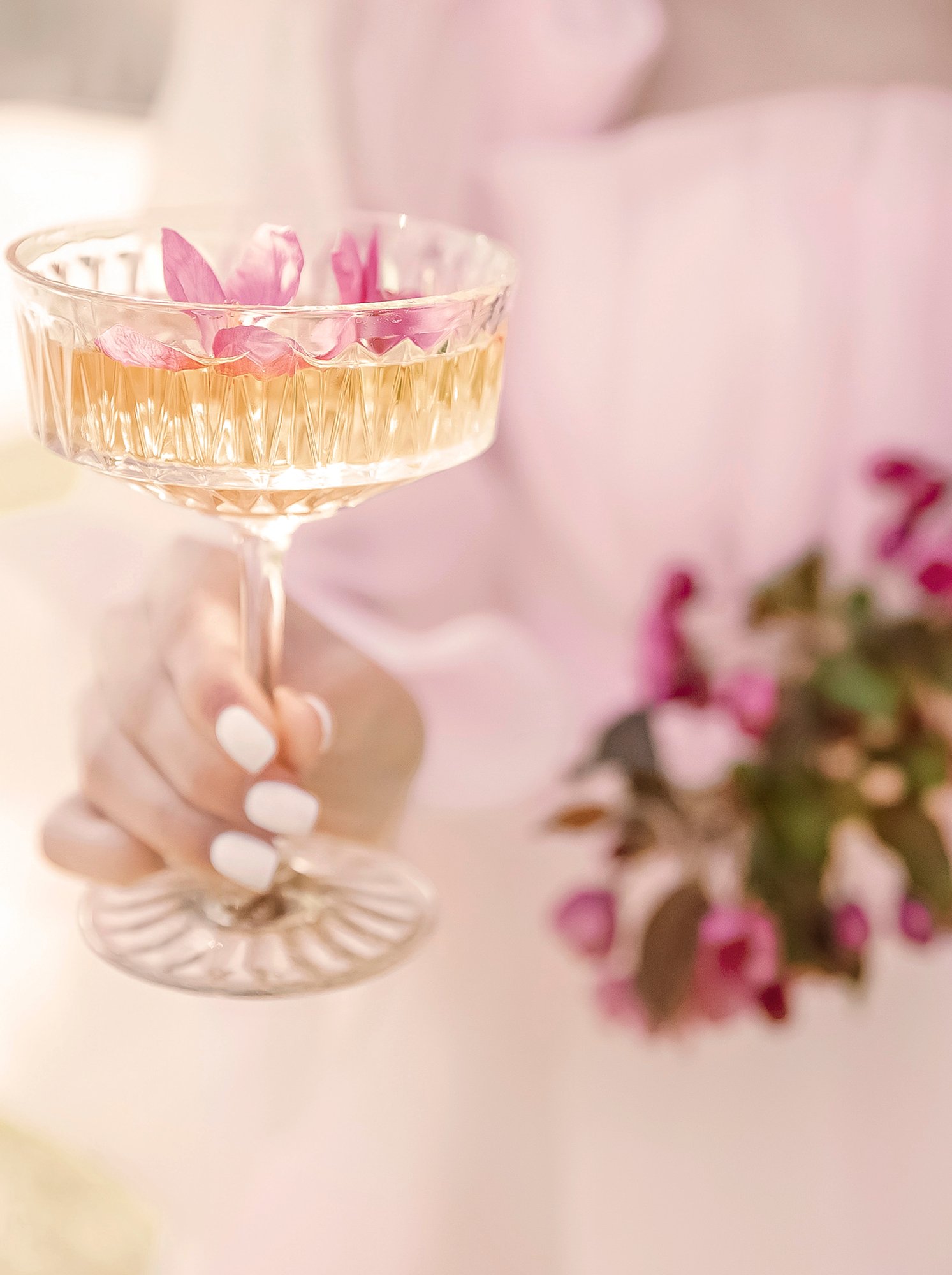 a-woman-s-hand-holds-a-glass-of-white-wine-with-p-2025-03-10-12-57-23-utc