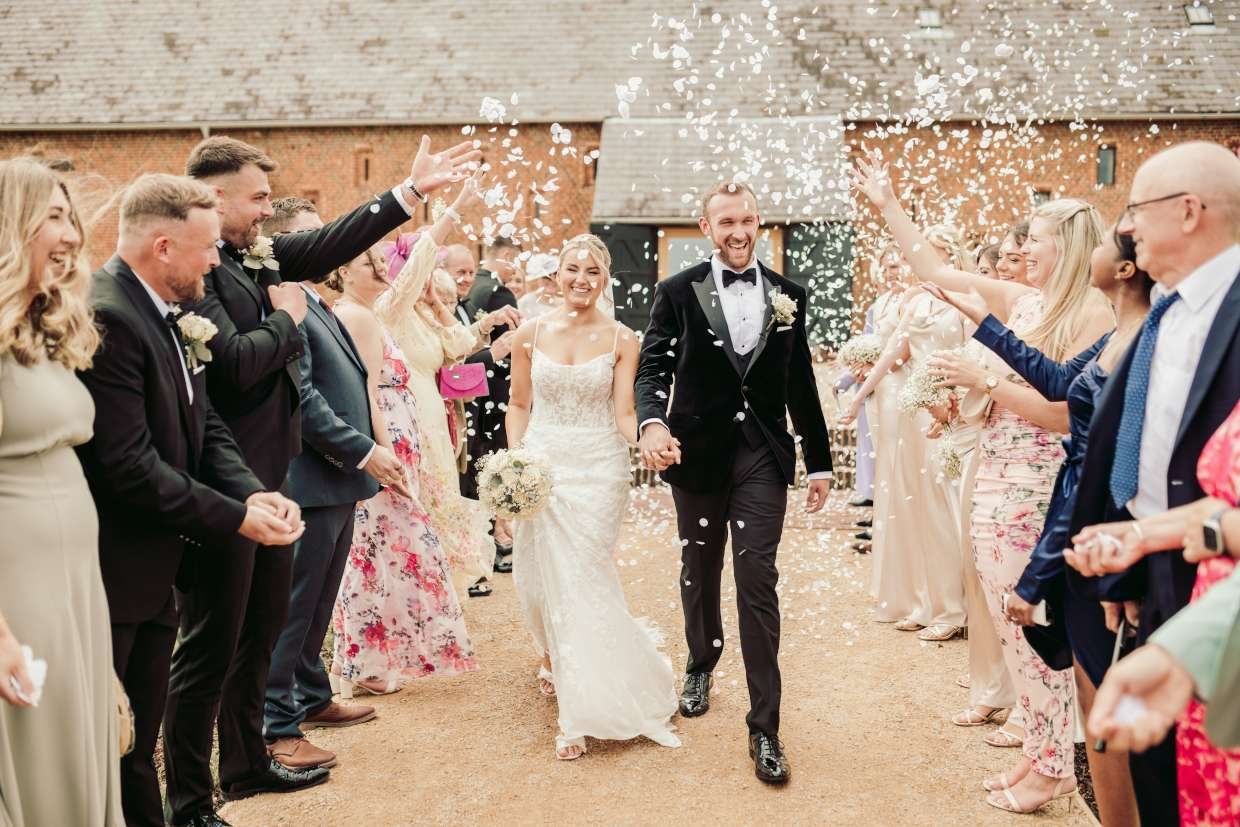 couple at copdock hall confetti throw