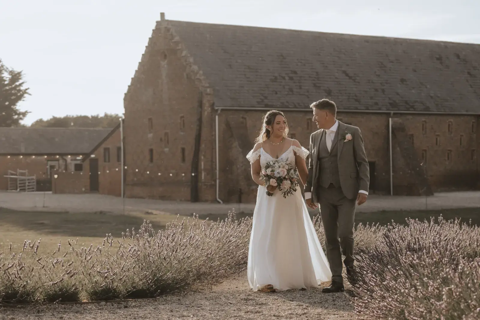 What to Know About Barn Wedding Venues